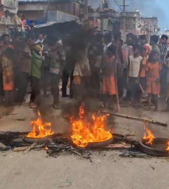जानीपुर कांड के विरोध में दूसरे दिन भी सड़क जाम, विधायक गोपाल रविदास धरने पर बैठे