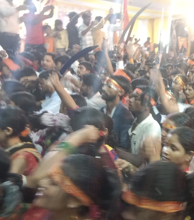 फुलवारीशरीफ में खप्पड़ पूजा परिक्रमा निकाला गया, आग को हाथ में लेकर दौड़ते रहे