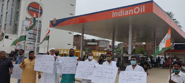 फुलवारी में पेट्रोल-डीजल के बढ़ते दामों के खिलाफ कांग्रेस कार्यकर्ताओं ने किया सांकेतिक विरोध प्रदर्शन
